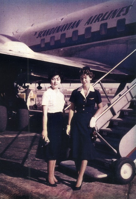 Aase in Tokyo with the Japanese SAS ground hostess during her last flight in April 1960. Photo © Aase Linaae